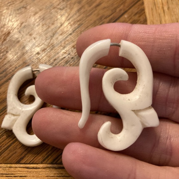 Gorgeous bone carved filigree earrings - Picture 2 of 2